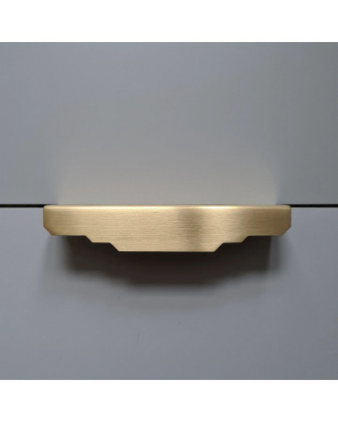 Tirador de mueble de latón cepillado Karla Edge tirador para dormitorio fijado horizontalmente sobre una placa