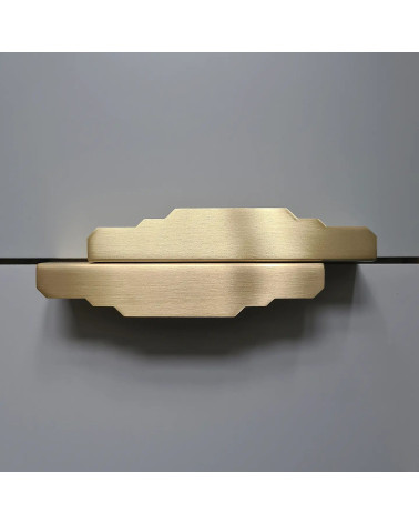 Tirador de mueble de latón cepillado Karla Edge tirador para dormitorio instalado ligeramente desplazado