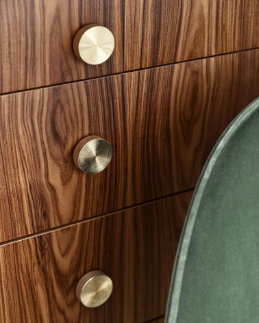 Tirador de mueble dorado mate TOVE tirador de diseño vista de frente alineado verticalmente en una cómoda