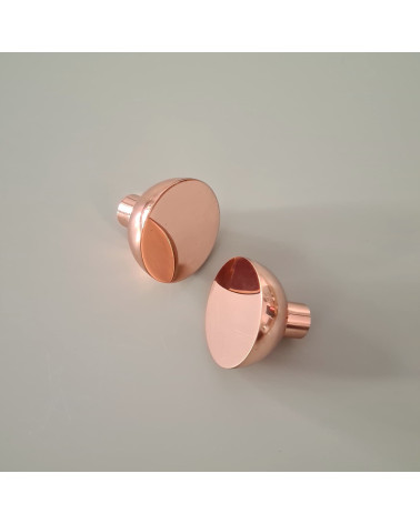 Tirador de mueble de cobre LUNA M diseño posicionados en perspectiva oblicua e inclinados