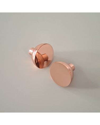 Tirador de mueble cobre LUNA M diseño colocados sobre una superficie plana