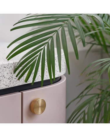 Tirador de mueble dorado mate TOVE diseño visto inclinado instalado en un mueble