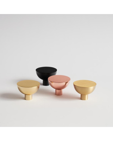 Tirador de mueble LUNA M diseño visto en perspectiva oblicua de frente y desde arriba
