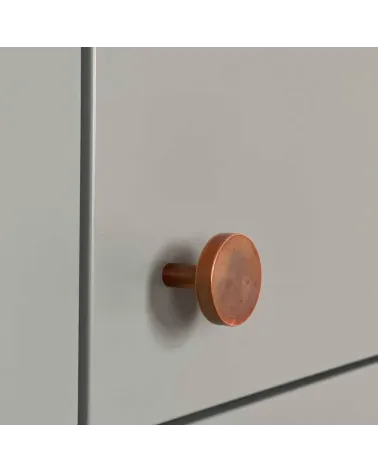 Tirador de mueble de latón NENA M diseño visto de lado montado en un mueble