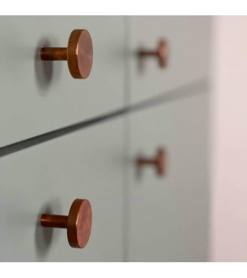 Botón de mueble en latón NENA M diseño