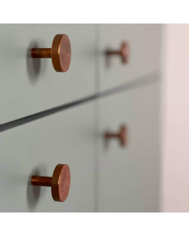 Tirador de mueble de latón NENA M diseño integrado en un mueble