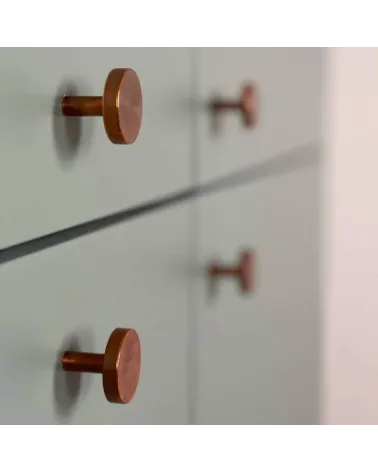 Tirador de mueble de latón NENA M diseño integrado en un mueble