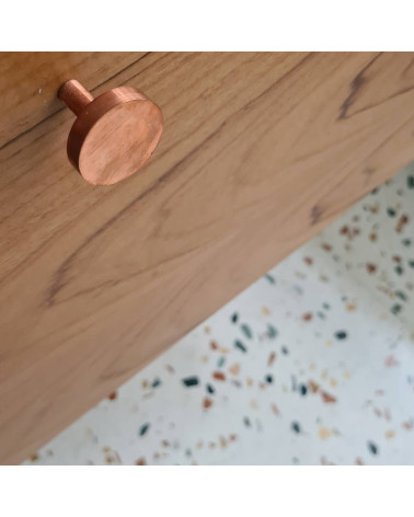 Tirador de mueble de latón NENA M diseño visto desde arriba inclinado montado en un mueble
