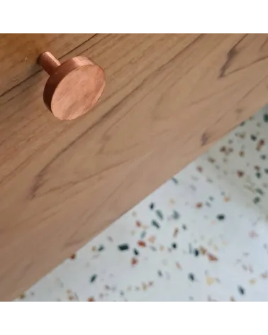 Tirador de mueble de latón NENA M diseño visto desde arriba inclinado montado en un mueble