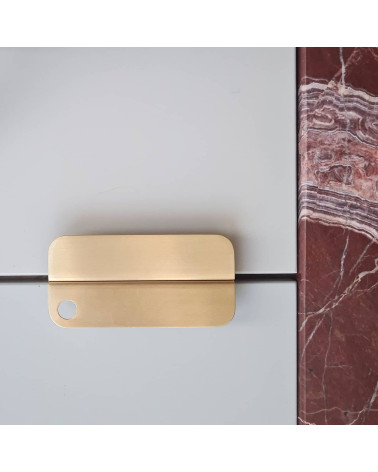 Tirador de mueble de latón EDIT EDGE diseño colocado horizontalmente