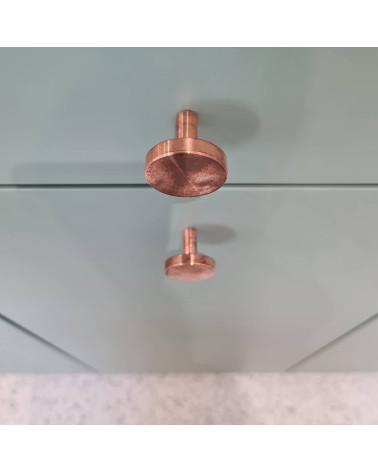 Tirador de mueble de latón NENA M diseño visto desde arriba montado en un mueble