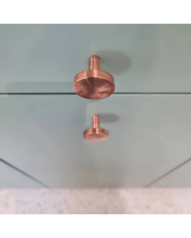 Tirador de mueble de latón NENA M diseño visto desde arriba montado en un mueble