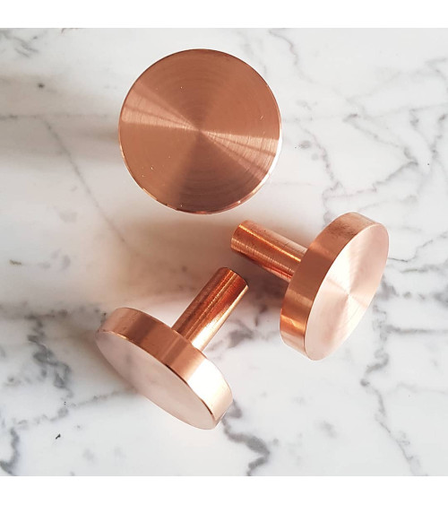 Botón de mueble en latón NENA M diseño
