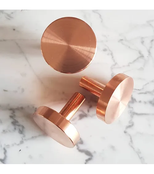 Botón de mueble en latón NENA M diseño