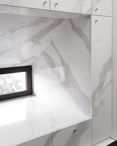 Tirador de mueble en latón VERA S diseño montado en un armario vista ampliada