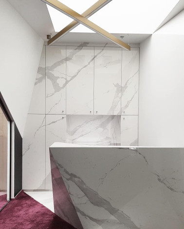 Tirador de mueble en latón VERA S diseño montado en un armario