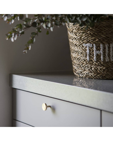 Tirador de mueble NENA diseño vista inclinada montado en un mueble