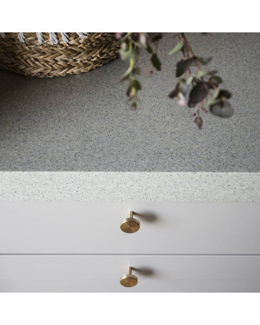 Tiradores de mueble NENA diseño vistos desde arriba fijados en los cajones de un mueble