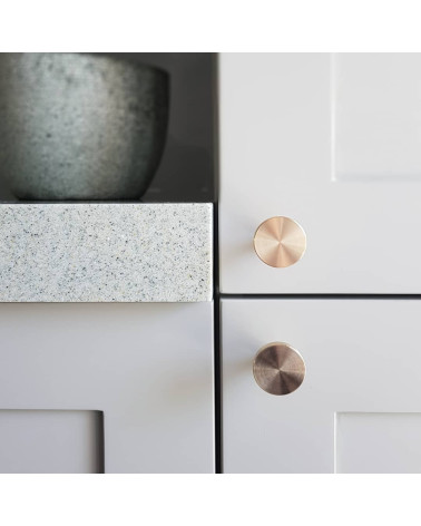 Tiradores de mueble NENA diseño fijados en los cajones de un mueble