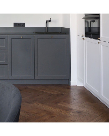 Tirador de mueble en latón VERA S diseño instalado en un mueble