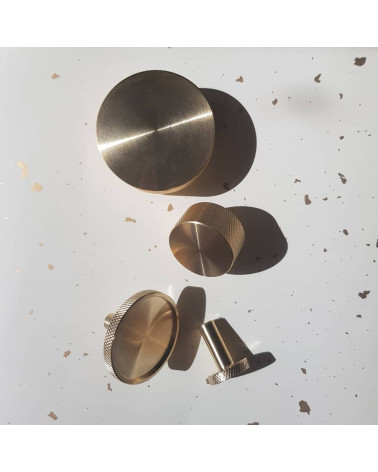 Tirador de mueble en latón VERA diseño con tornillo de montaje