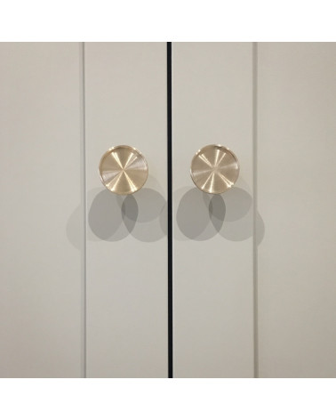 Tirador de mueble en latón VERA diseño visto de frente