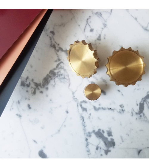 Botón de mueble dorado pulido LEXI tirador de diseño