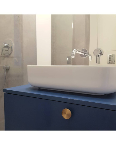 Botón de mueble en latón VERA tirador de diseño montado en un mueble