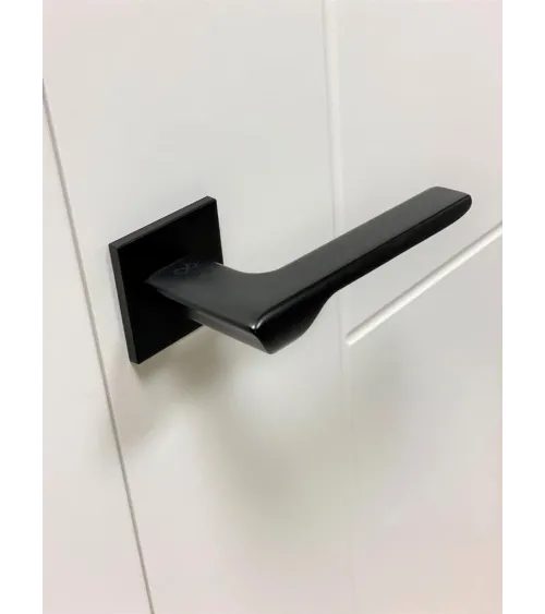 Palanca de puerta de material zamak LIGNE herraje de diseño
