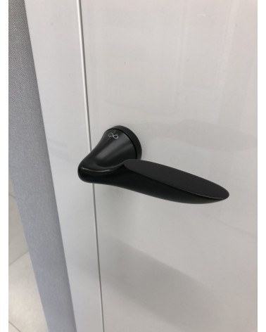 Manija de puerta zamak DOUCE diseño vista de frente montada en una puerta