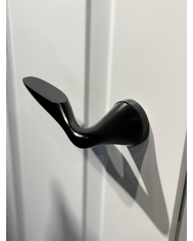 Manija de puerta zamak DOUCE diseño color 1 vista desde arriba inclinada montada en una puerta