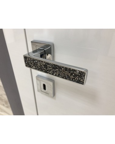 Palanca de puerta zamak GLAMOUR herraje de diseño color 1 vista inclinada montada en una puerta