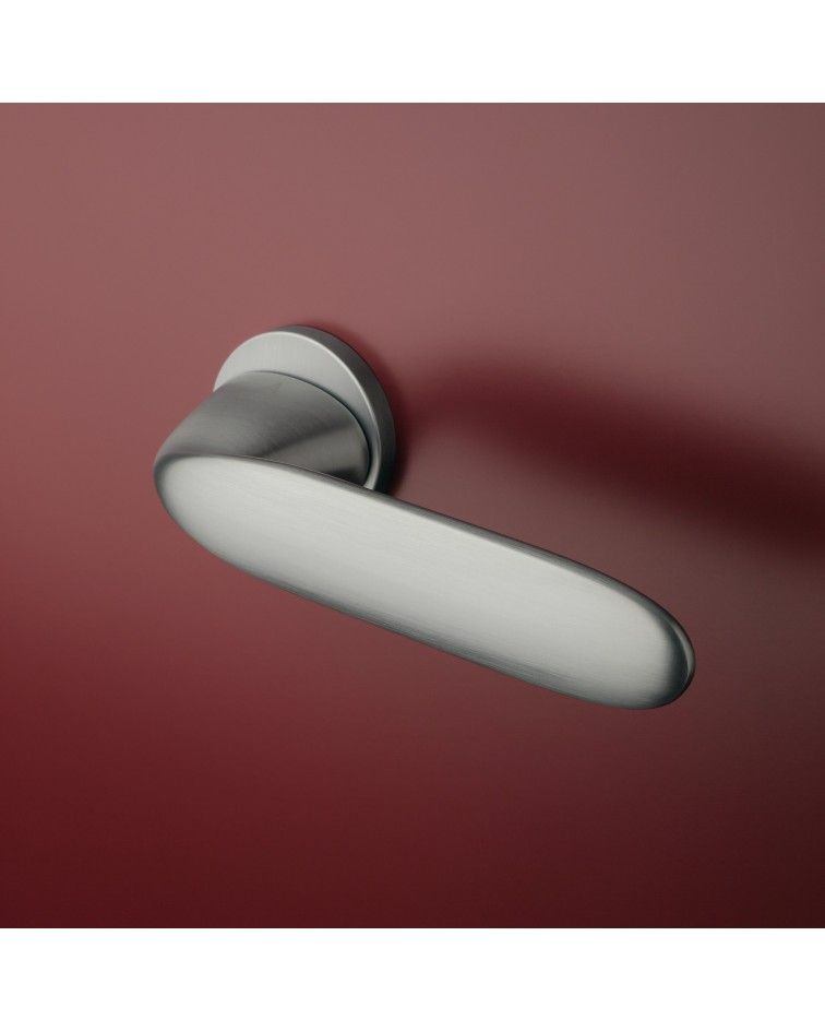Maneta de puerta cromo satinado PEONIA maneta de diseño montada en una puerta