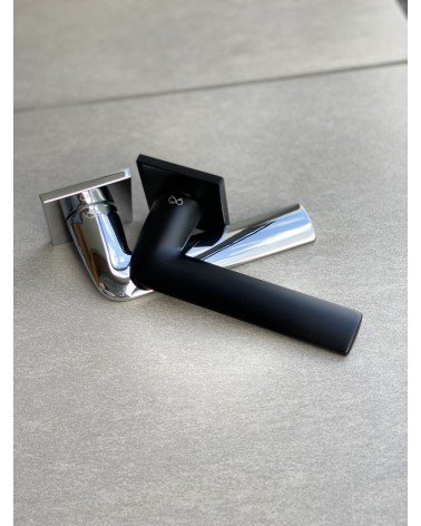 Manija de puerta estilo clásico STINGER diseño con dos colores