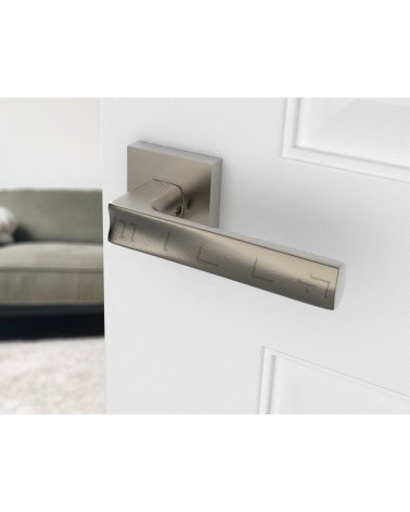 Tope de puerta de aluminio DIUNA diseño montada en una puerta entreabierta