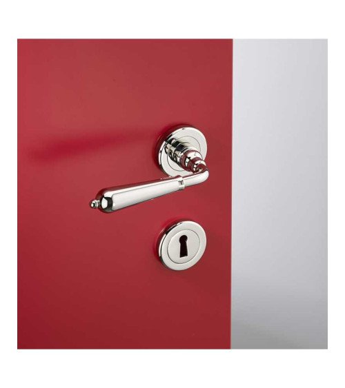 Conjunto de manilla de puerta moderna en latón sobre roseta redonda