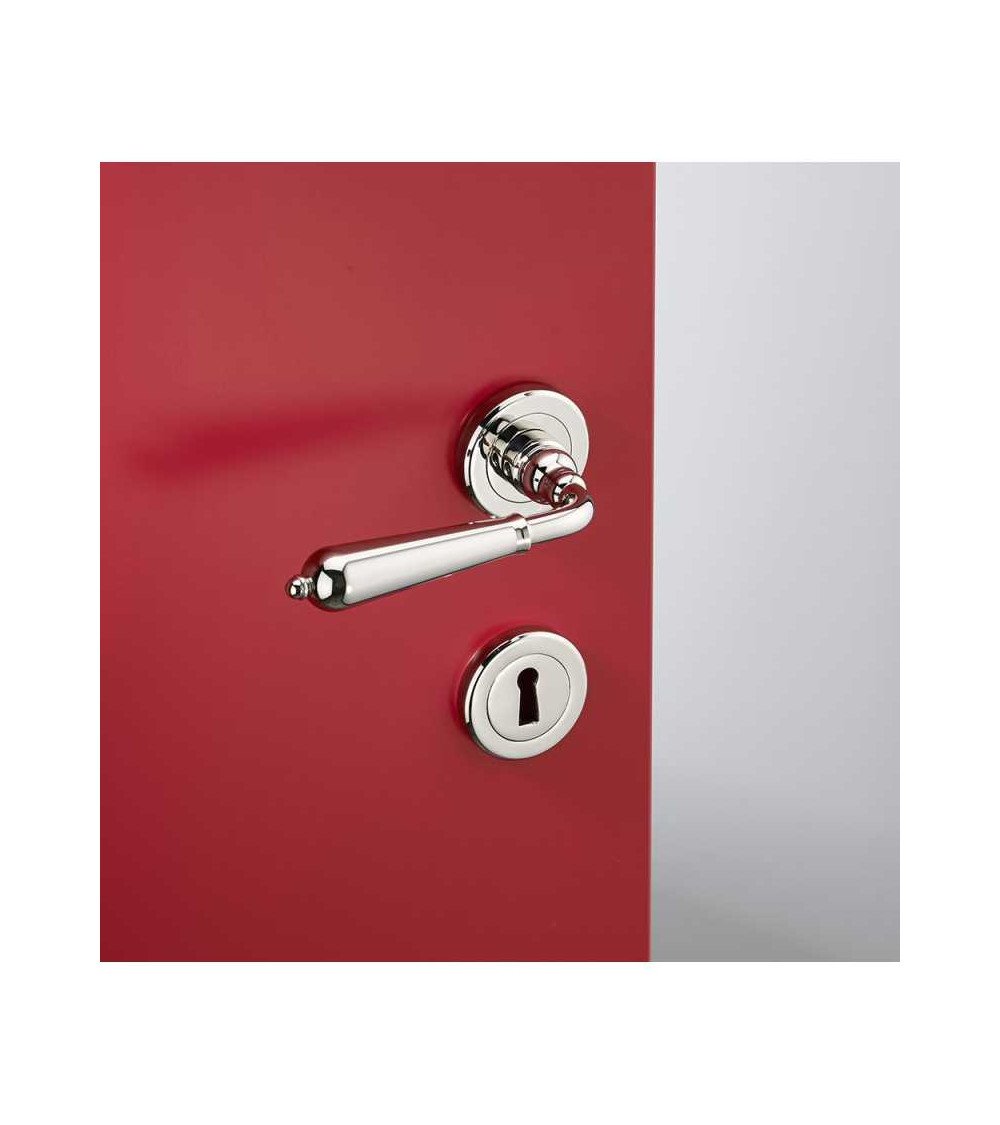 Conjunto de manilla de puerta moderna en latón sobre roseta redonda