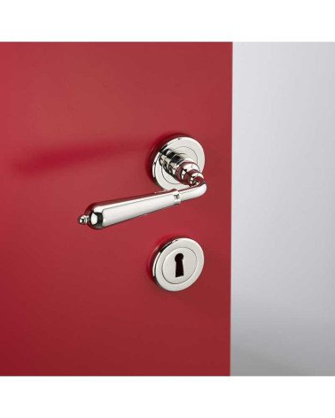 Conjunto de manilla de puerta moderna en latón sobre roseta redonda