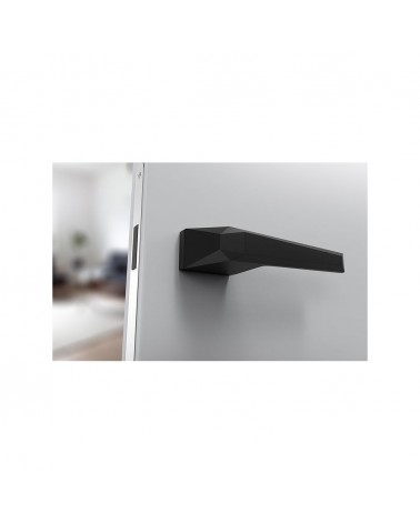 Manija de puerta negra Prisme manija de diseño vista desde abajo montada en una puerta abierta