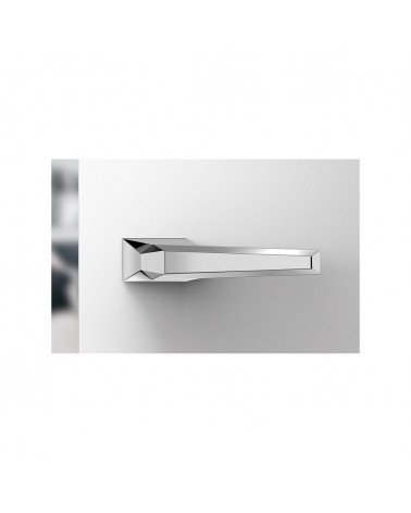 Tirador de puerta cromada pulida Prisme tirador de diseño vista de frente montada en una puerta abierta