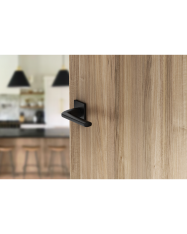 Tirador de puerta negra Scandi slim tirador de diseño vista desde arriba inclinada montada en una puerta abierta