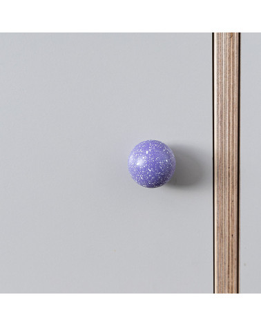 Botón de mueble de madera de haya lavanda/blanco Mezcla tirador de diseño vista de frente montado en un mueble