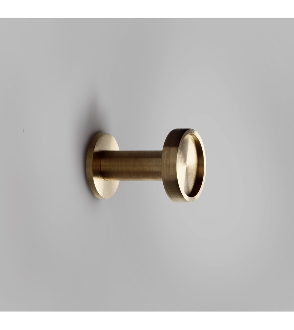 Percha de pared de latón Ina S