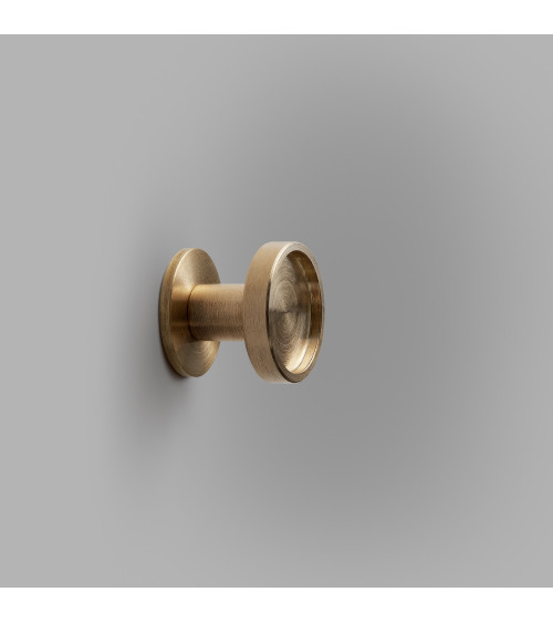 Percha de pared de latón Ina S corta