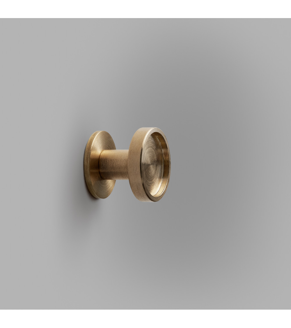 Percha de pared de latón Ina S corta