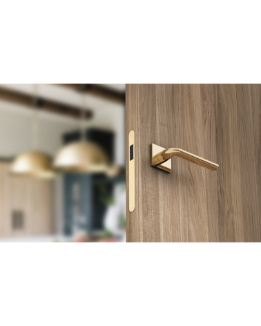Manilla de puerta oro mate Scandi slim manilla de diseño vista lateral montada en una puerta