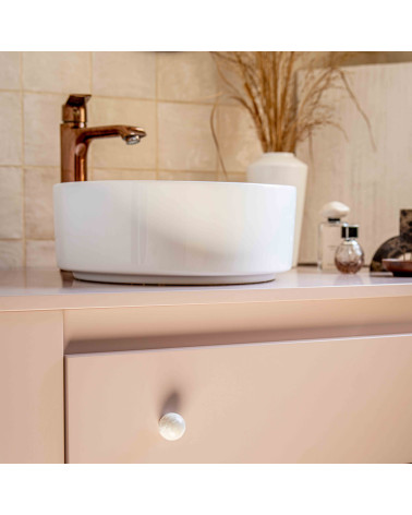 Botón de mueble de madera de haya gris tirador de diseño fijado en un mueble rosa