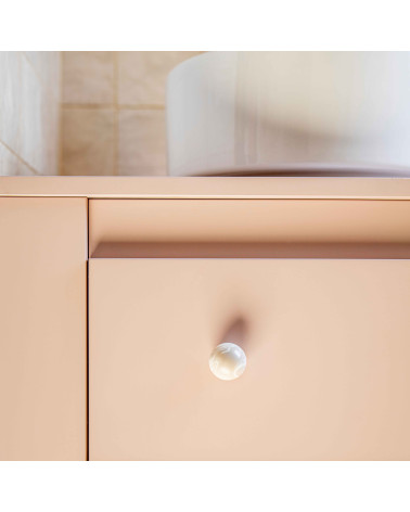Botón de mueble de madera de haya gris tirador de diseño vista de frente en primer plano montado en un mueble