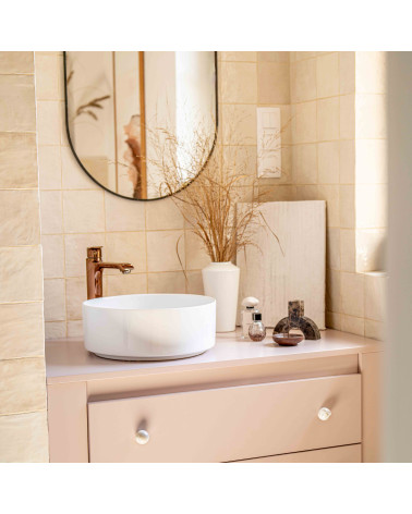 Botón de mueble de madera de haya gris tirador de diseño instalado en un mueble de baño