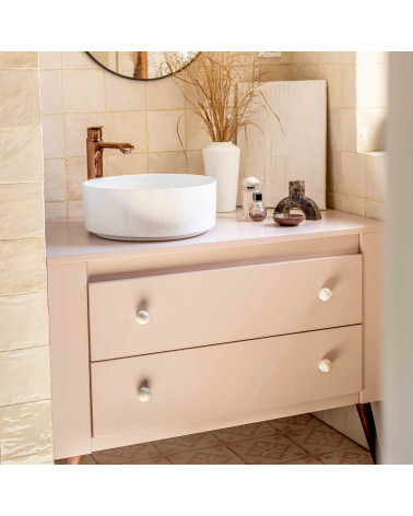Botón de mueble de madera de haya gris tirador de diseño instalado en los cajones de un mueble